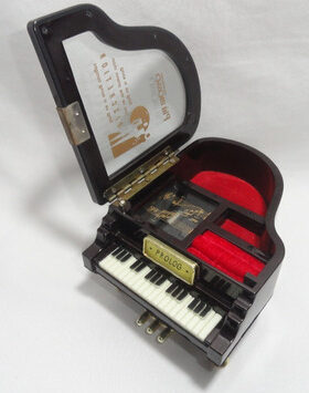 Piano de brinquedo - anos 80 (marca: Hering) - Antiguidades - Uvaranas,  Ponta Grossa 1195756623